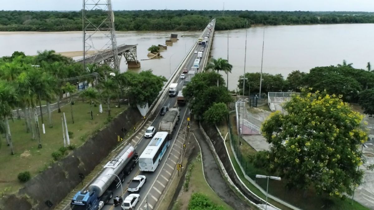 Acidente entre dois caminhões trava ponte na BR 101 em Linhares 