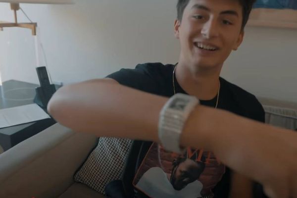 Benjamin Brady ganha relógio cravejado de diamantes 