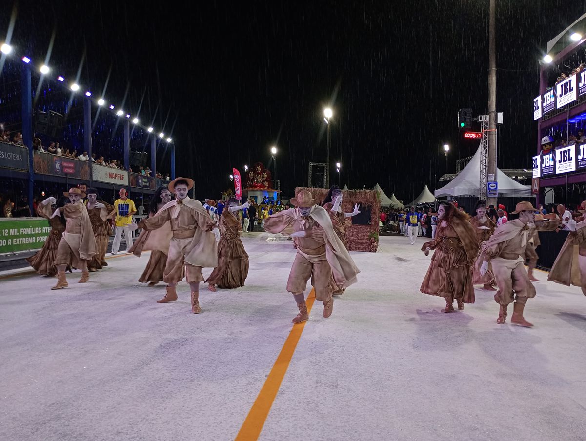 Rosas de Ouro abre os desfiles do Grupo A do Carnaval de Vitória, no Sambão do Povo por Fernando Madeira