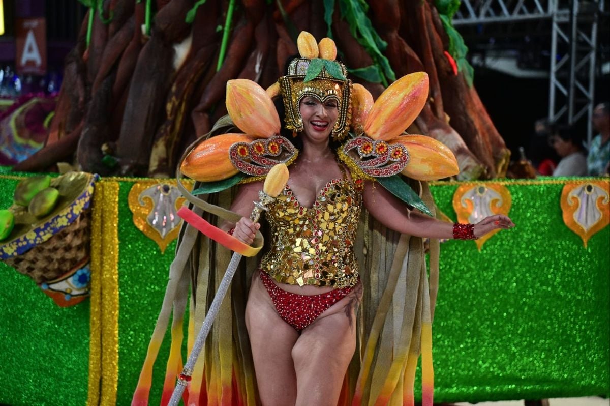 Com Gretchen de rainha, Independente de Eucalipto homenageia Linhares por Rodrigo Gavini