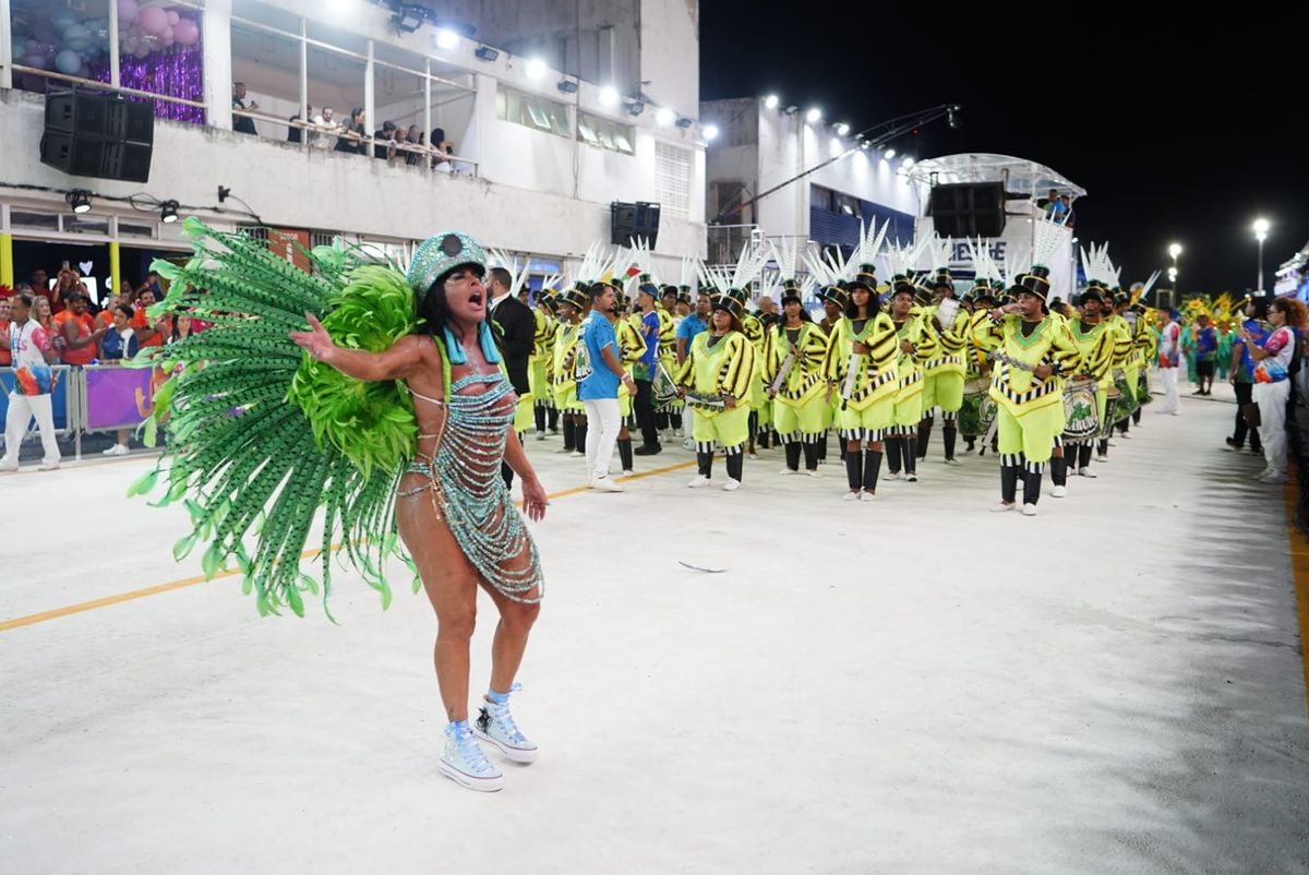 Com Gretchen de rainha, Independente de Eucalipto homenageia Linhares por Fernando Madeira