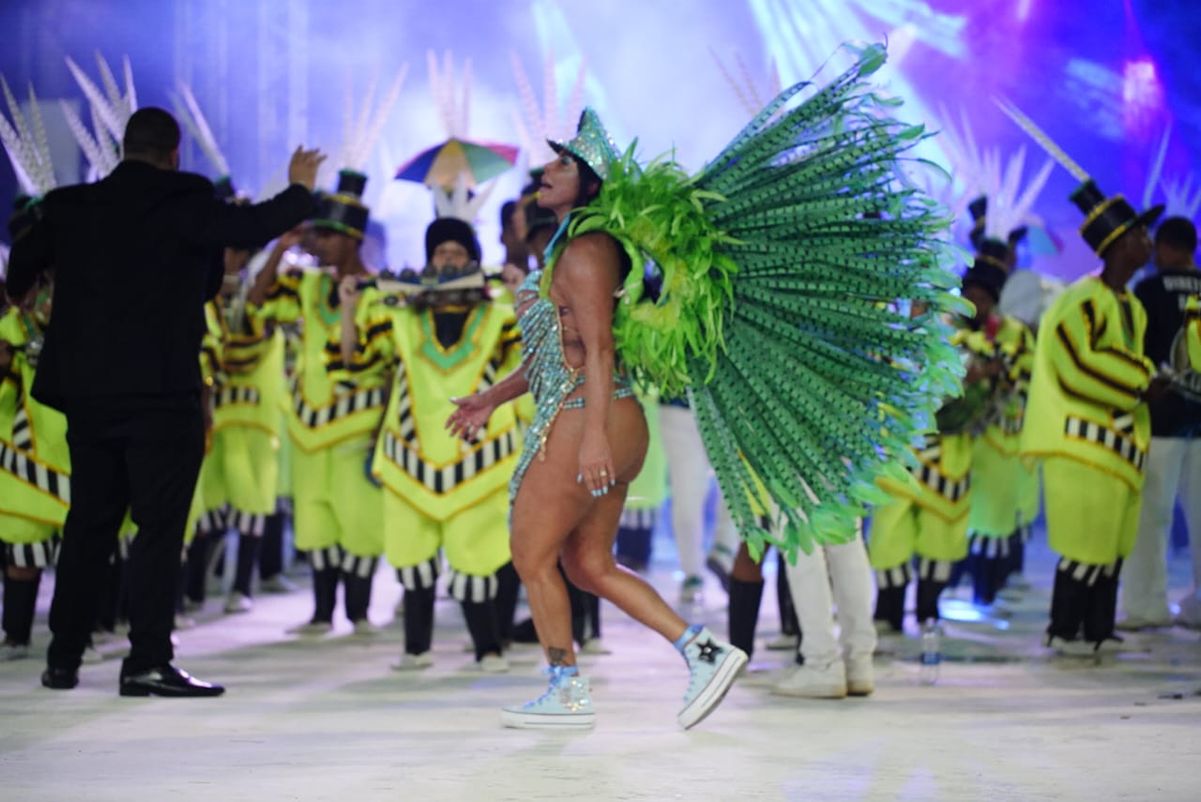 Gretchen trocou o tradicional salto alto pelo conforto do tênis no desfile no Sambão do Povo por Fernando Madeira