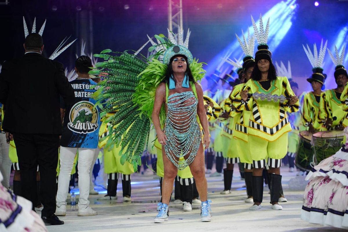Gretchen trocou o tradicional salto alto pelo conforto do tênis no desfile no Sambão do Povo por Fernando Madeira