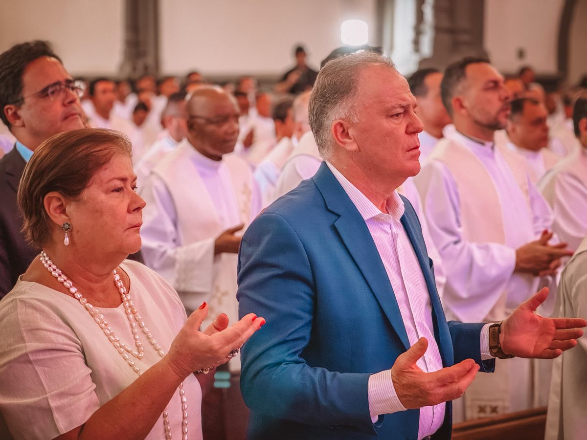 O governador Casagrande e a primeira-dama, Virgínia, na missa de posse do arcebispo de Vitória