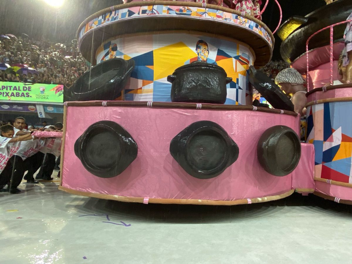 Carro que fechou o desfile da escola de samba de Goiabeiras passou por problema técnico pouco antes de finalizar passagem na avenida
