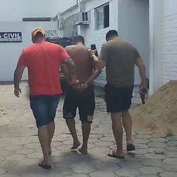 Homem foi preso na Praia de Guriri, em São Mateus, e também possuía três mandados em aberto por crimes graves