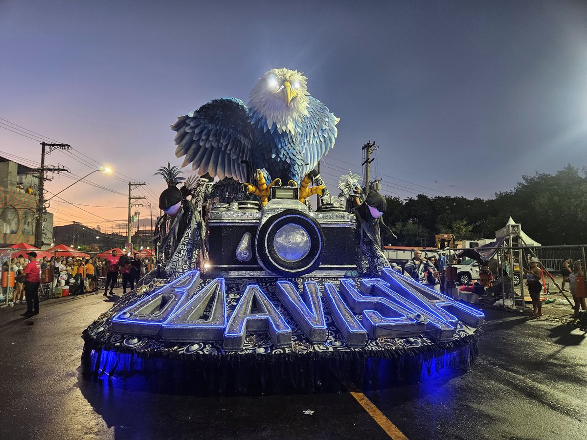 Carro da Boa Vista na concentração, antes de entrar na avenida por Caio Vasconcelos