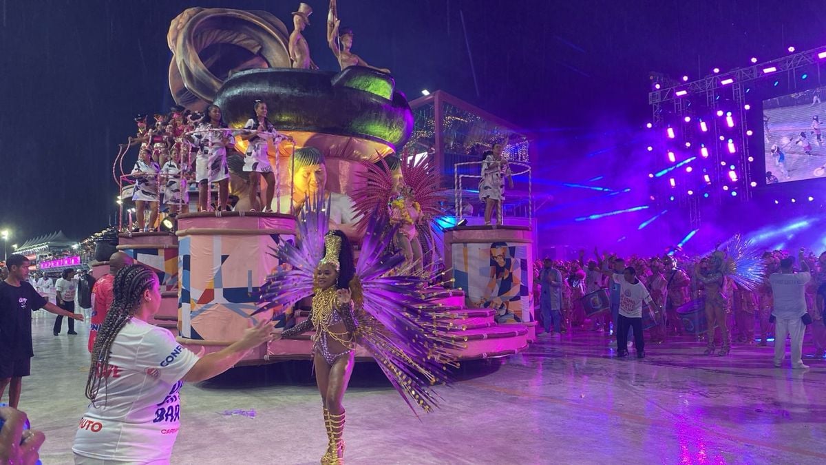 Desfile das escolas de samba do Carnaval de Vitória no Sambão do Povo