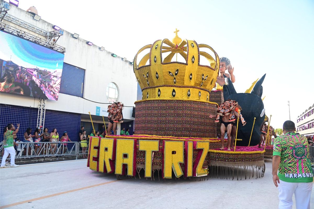 Desfile das escolas de samba do Carnaval de Vitória no Sambão do Povo