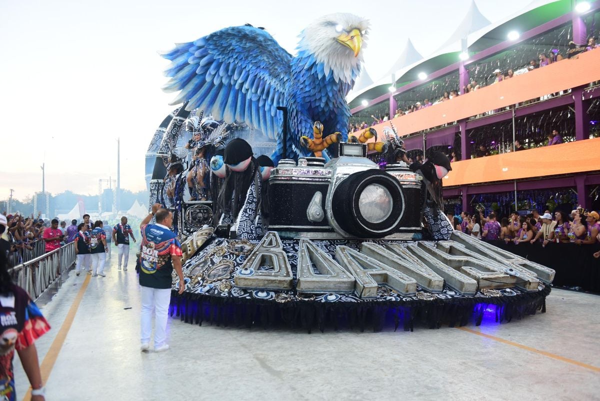 Desfile das escolas de samba do Carnaval de Vitória no Sambão do Povo