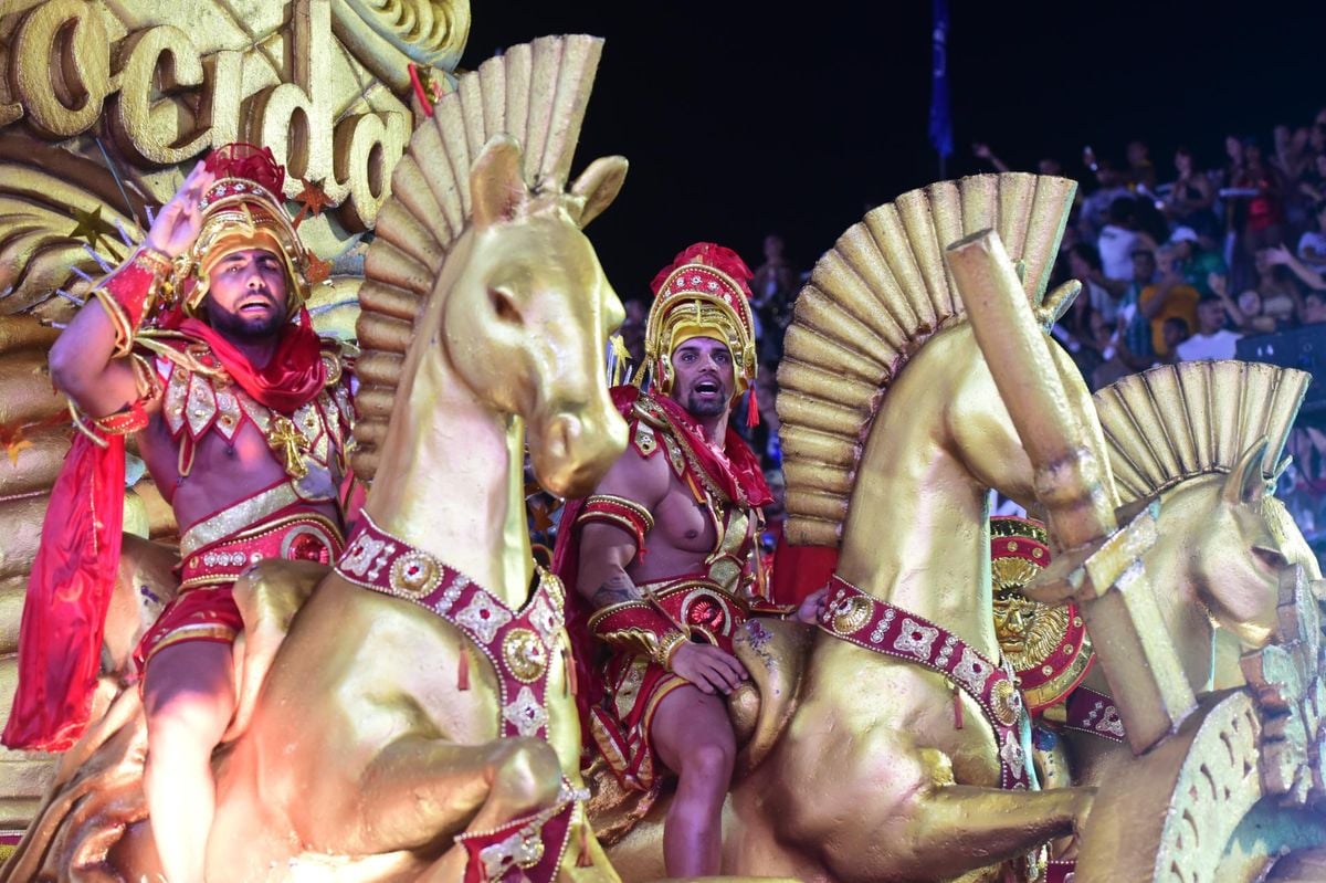 Desfile das escolas de samba do Carnaval de Vitória no Sambão do Povo