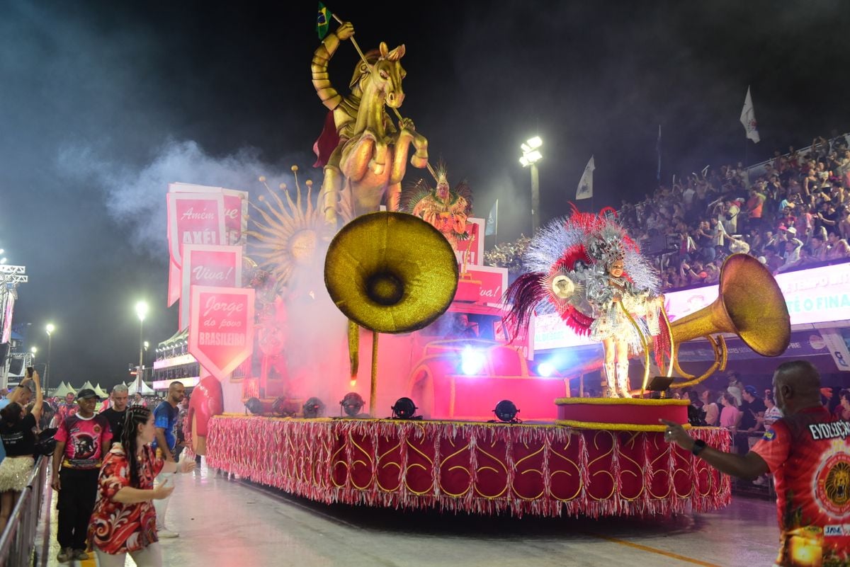 Desfile das escolas de samba do Carnaval de Vitória no Sambão do Povo