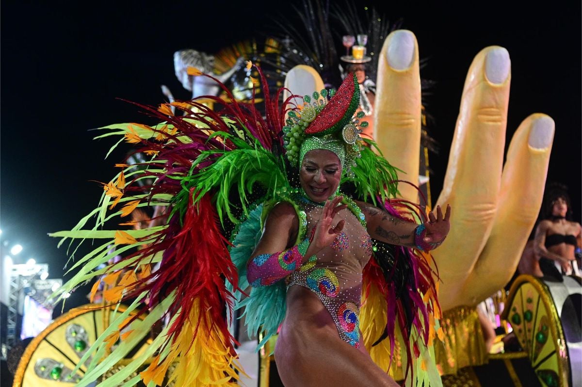 Desfile das escolas de samba do Carnaval de Vitória no Sambão do Povo