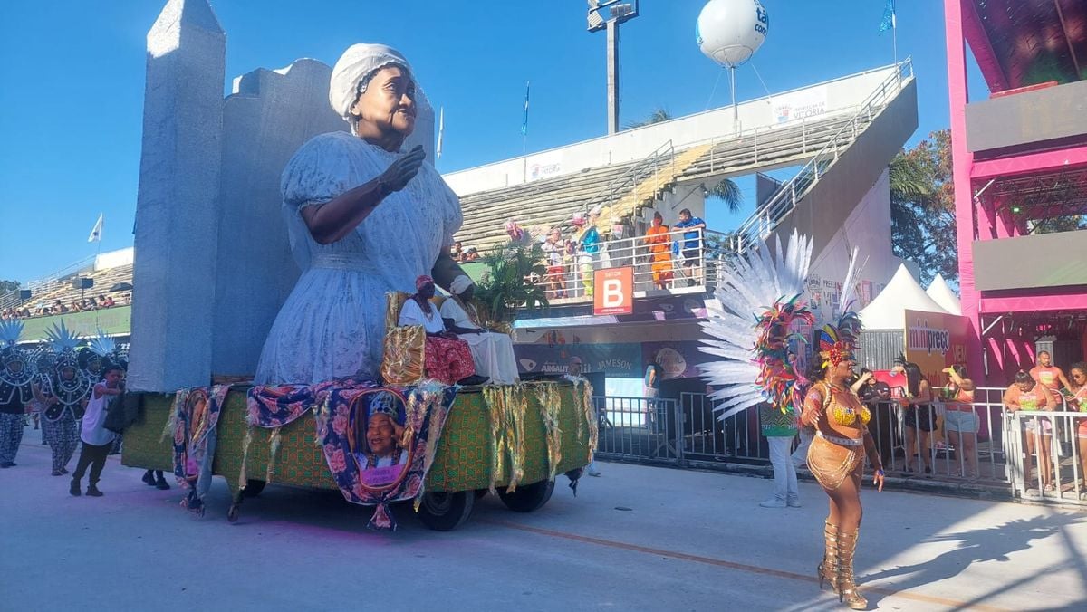 Imperatriz do Forte encerra noite de desfiles do grupo E no Sambão do Povo