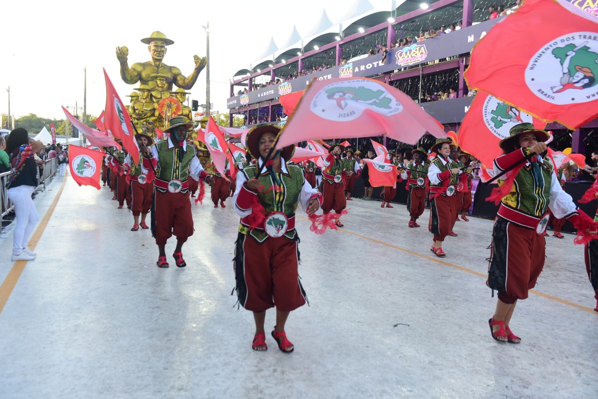 Desfile da Boa Vista com fantasias que fazem referência ao MST por Ricardo Medeiros