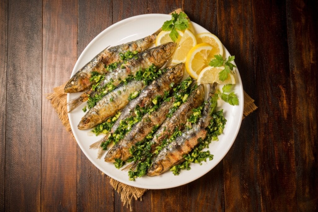 Sardinhas grelhadas com limão e salsa (Imagem: Studioimagen73 | Shutterstock)