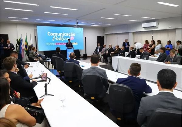 Especialistas em mídia e combate à desinformação reunidos na sede do Tribunal de Contas do Espírito Santo (TCES)