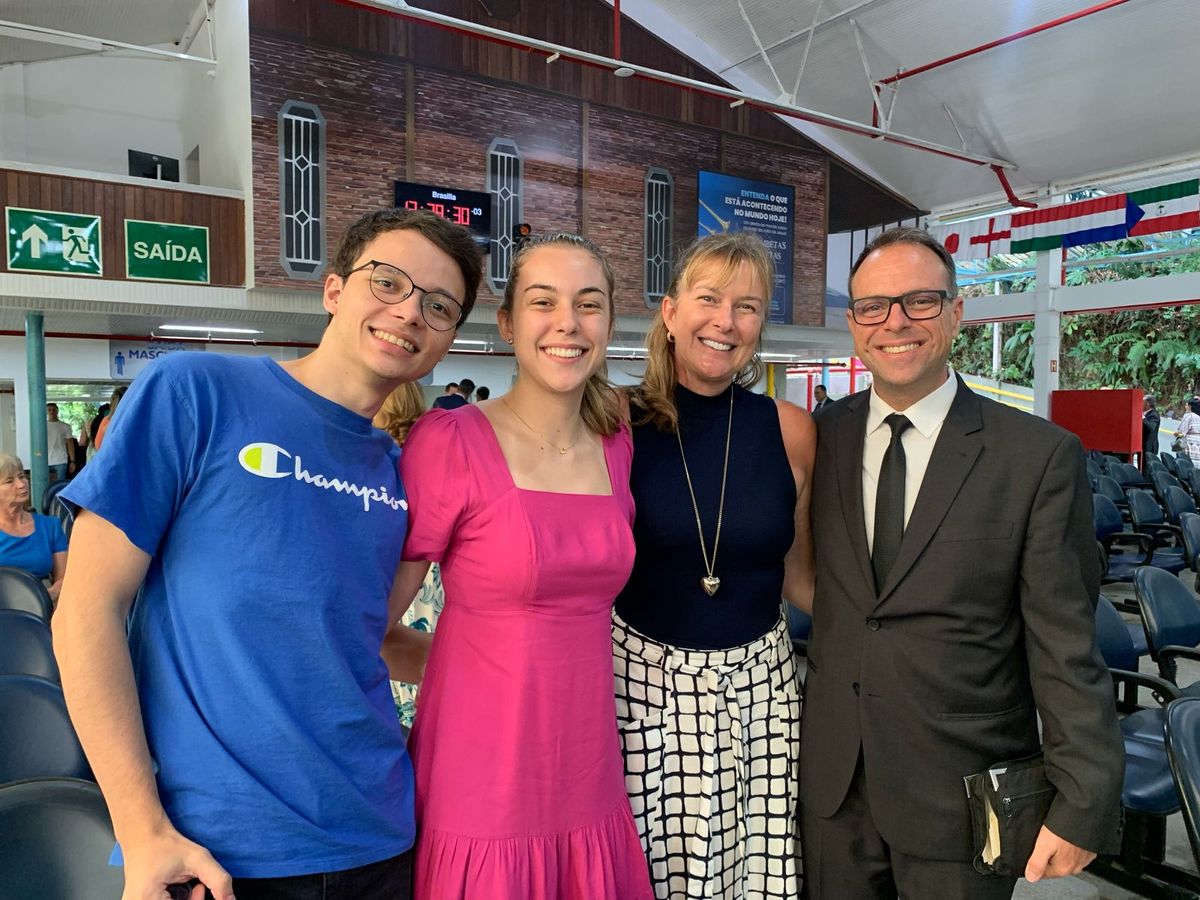Matheus Dubberstein, Isabella Waiandt Deps, Cleide Waiandt Deps e o pastor pastor Eduardo Deps participaram da Ceia Mundial no Maanaim  