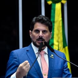 Reportagem do UOL revelou que senador teria usado o passaporte diplomático para entrar no pais norte-americano, na quarta-feira (23); Do Val diz ter comunicado o Senado e o STF sobre sua saída do país