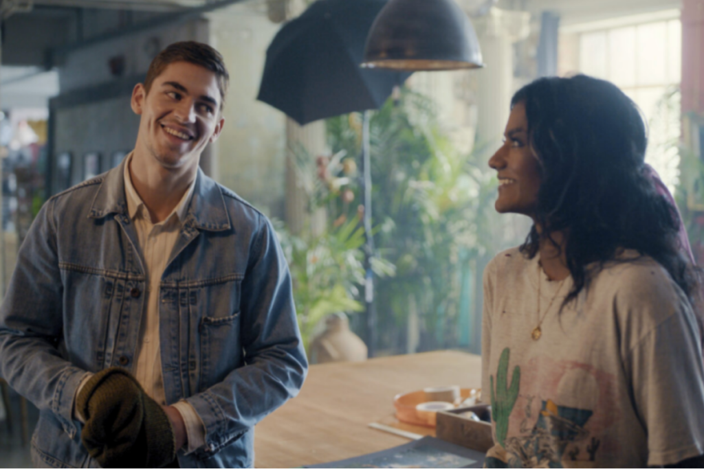 “Queimando o Filme” é uma comédia romântica que acompanha uma jovem pressionada pela família a encontrar o amor (Imagem: Reprodução digital | Prime Video)