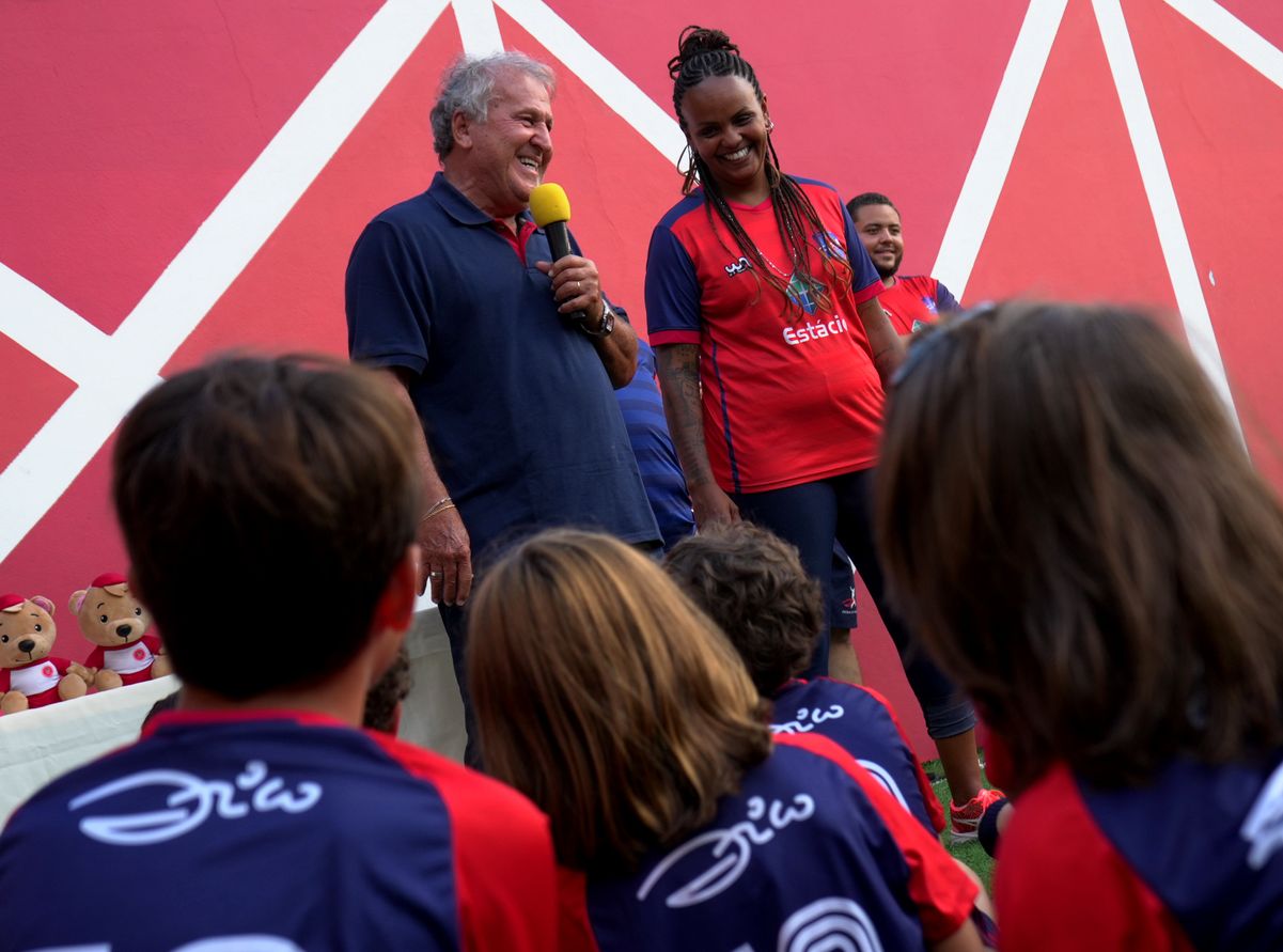 Zico visita escolinha na escola Maple Bear por Carlos Alberto Silva