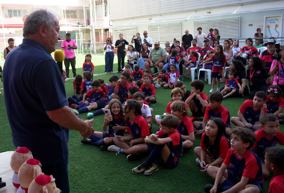 Zico visita escolinha na escola Maple Bear por Carlos Alberto Silva