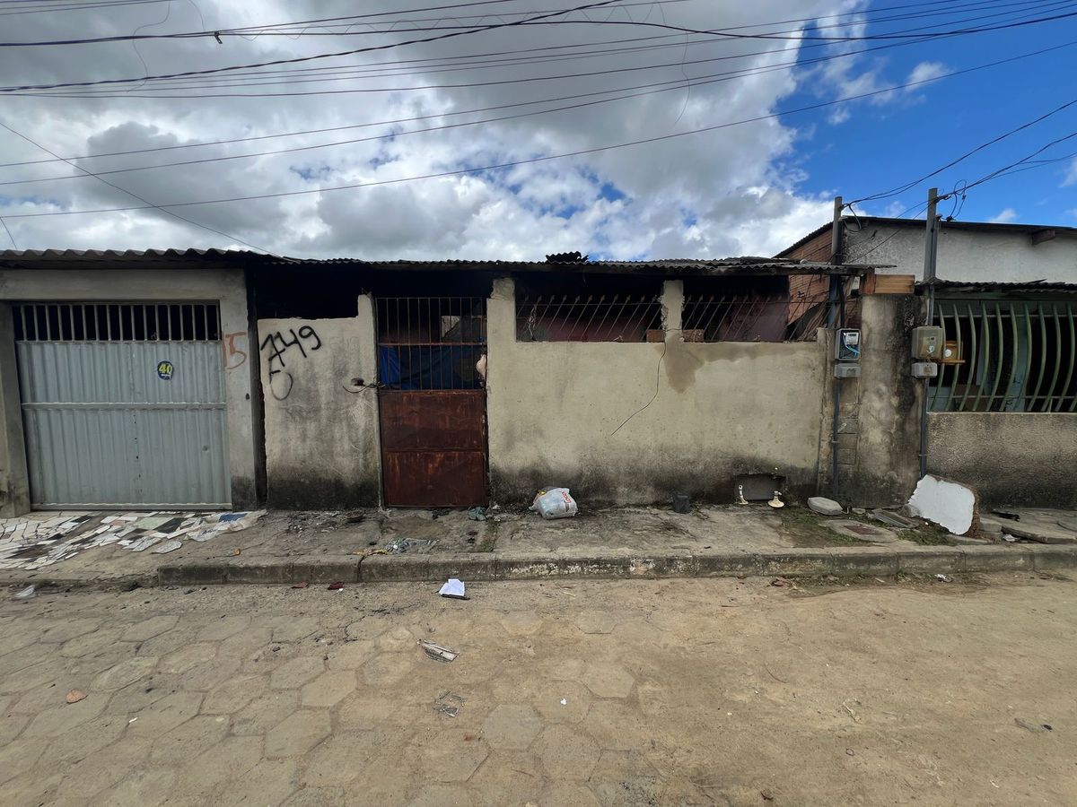 Casa de família destruída por incêndio em Pinheiros por Raphael Verly