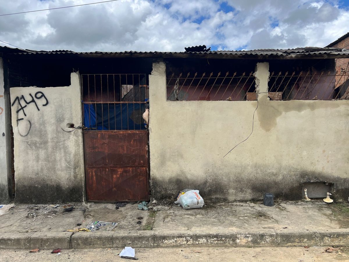 Casa de família destruída por incêndio em Pinheiros por Raphael Verly
