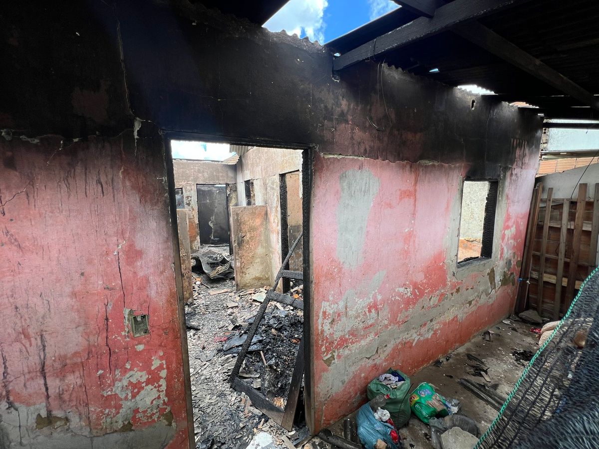 Casa de família destruída por incêndio em Pinheiros por Raphael Verly