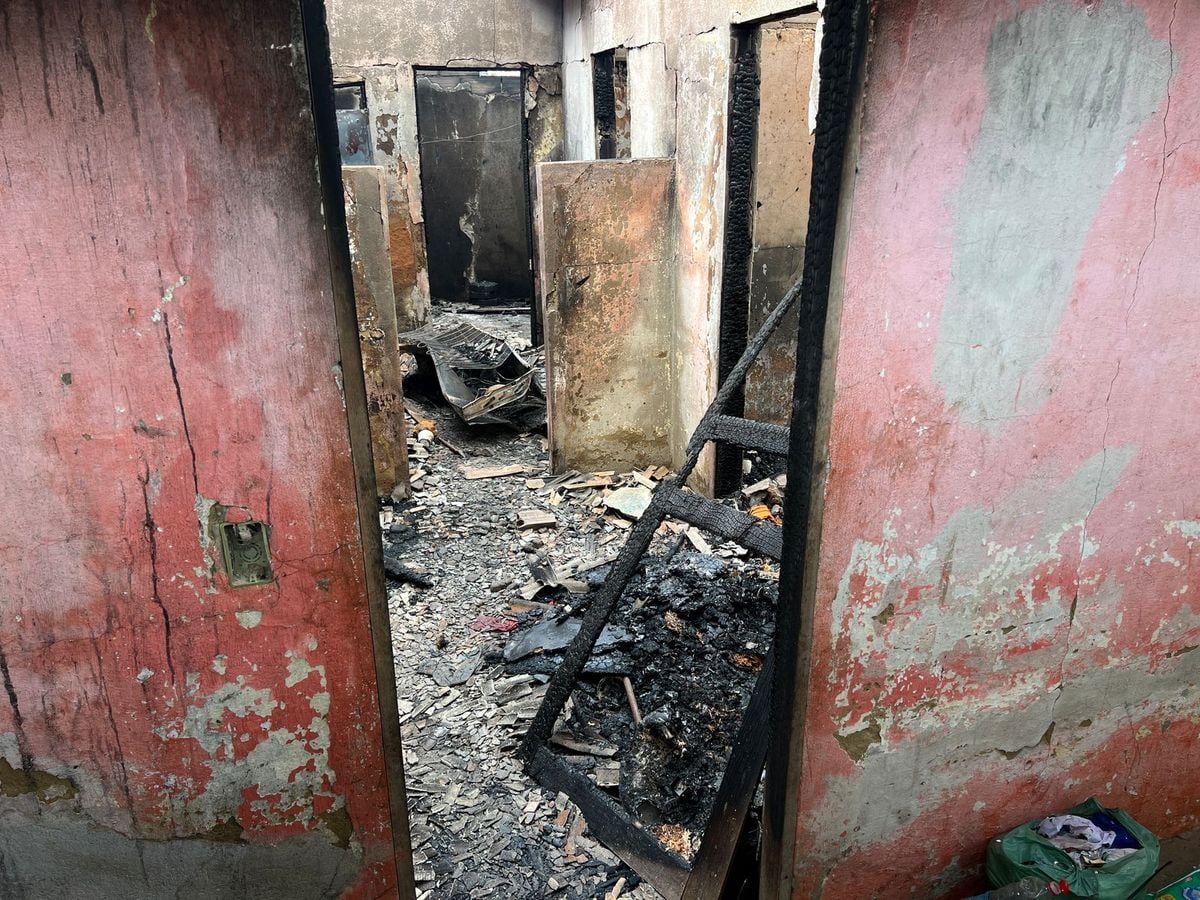 Casa de família destruída por incêndio em Pinheiros por Raphael Verly