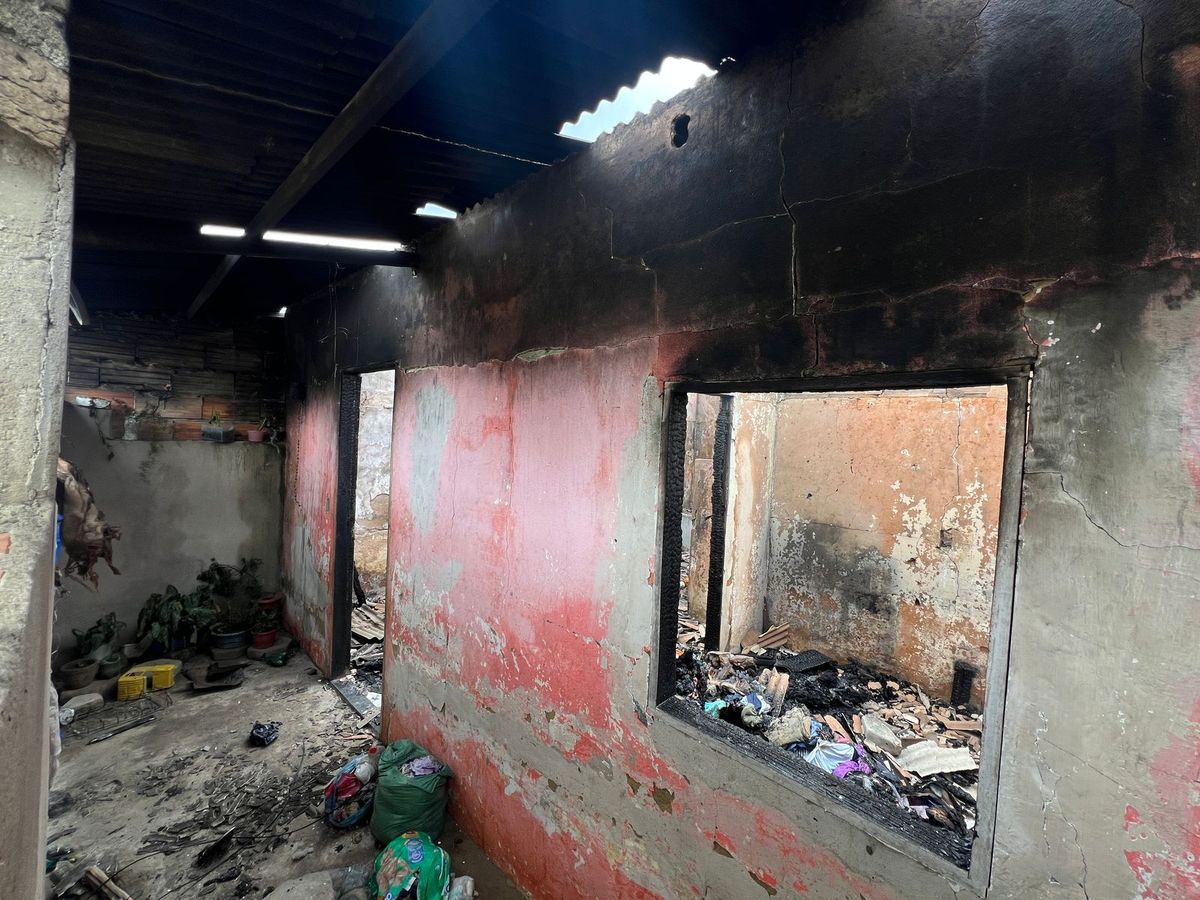 Casa de família destruída por incêndio em Pinheiros por Raphael Verly