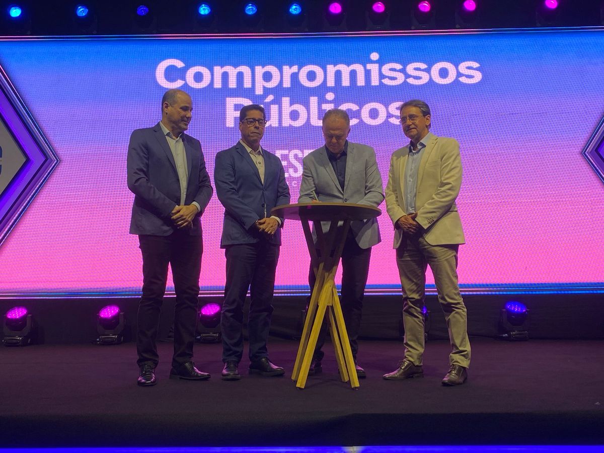 Governador Renato Casagrande assina Plano ES 500 Anos ao lado de Marcelo Santos, presidente da Ales, Nailson Dalla Bernadina e o secretário de Economia e Planejamento, Álvaro Duboc