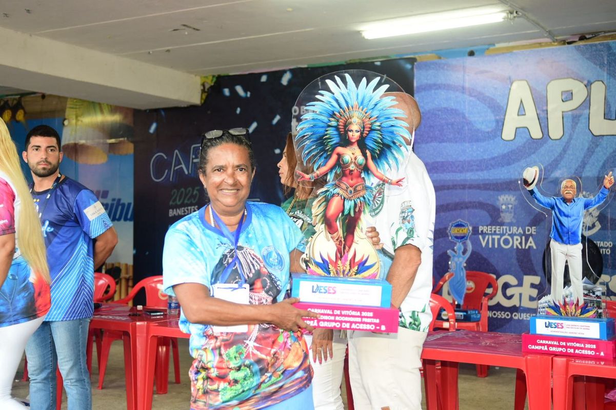Maria Jose, a Dona Zezé, presidente da Escola Chega Mais, com o troféu do título do Grupo B