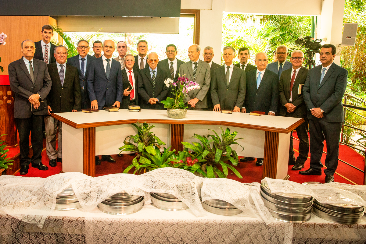 Membros do Conselho Presbiterial junto ao presidente da Igreja Cristã Maranata, Pastor Gedelti Gueiros