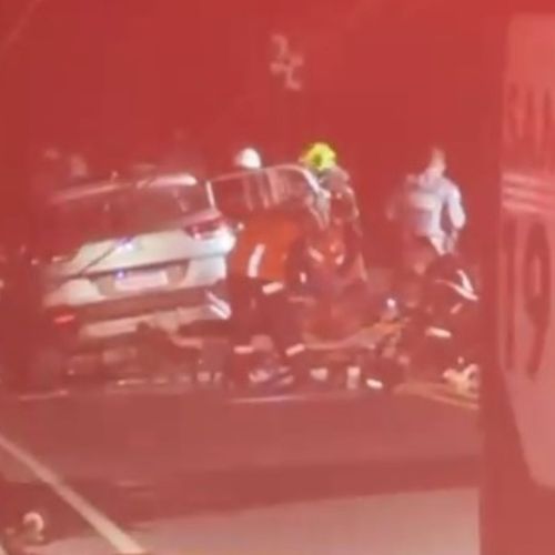 Imagem - Carro bate em poste, fica energizado e deixa bairro sem luz em São Mateus