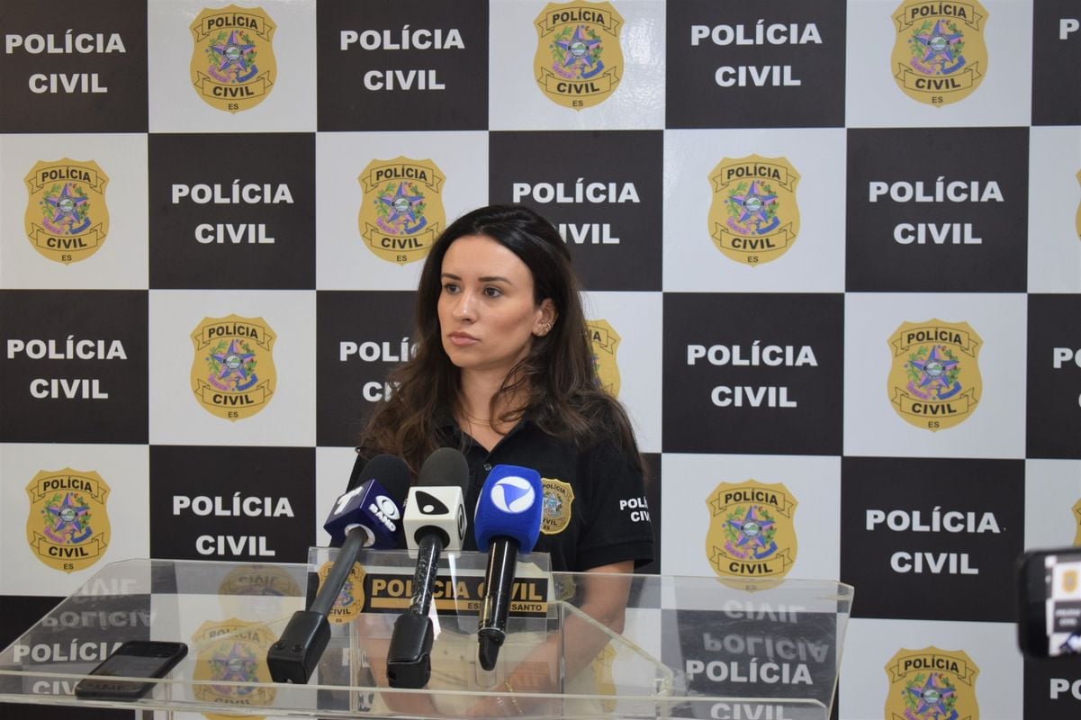 adjunta da DPCA, delegada Gabriella Zaché, em coletiva nesta quinta-feira (27)
