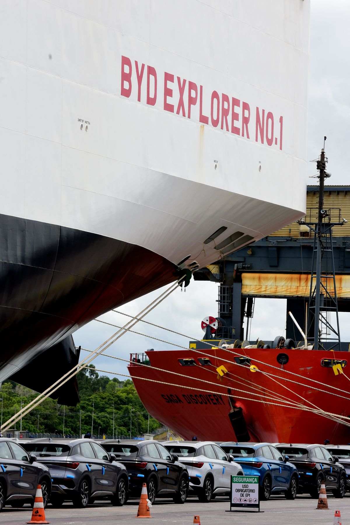 Navio BYD descarrega carros no Portocel, Aracruz por Carlos Alberto Silva