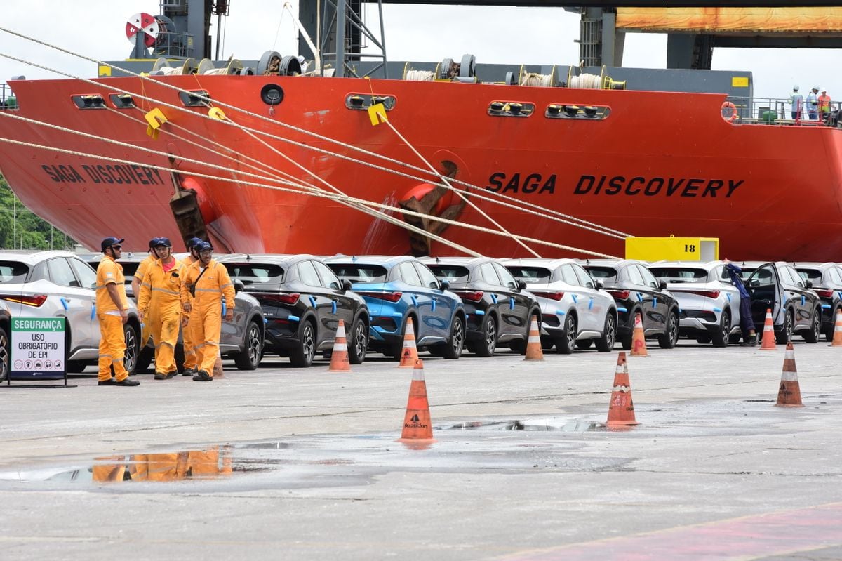 Navio BYD descarrega carros no Portocel, Aracruz por Carlos Alberto Silva