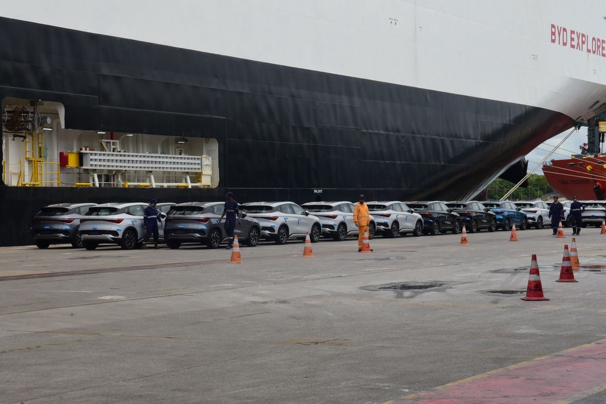 Navio BYD descarrega carros no Portocel, Aracruz por Carlos Alberto Silva