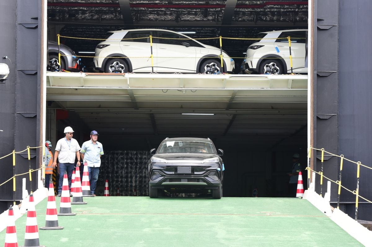 Navio BYD descarrega carros no Portocel, Aracruz por Carlos Alberto Silva