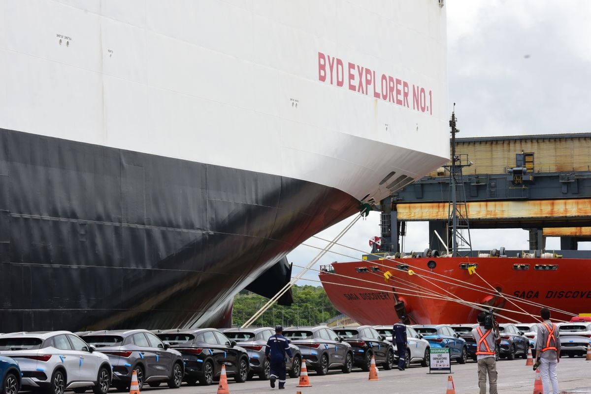 Navio BYD descarrega carros no Portocel, Aracruz por Carlos Alberto Silva