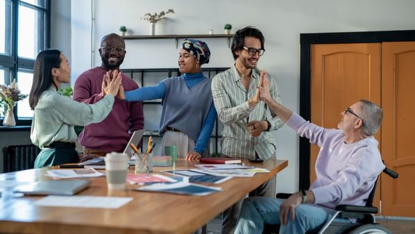 A comentarista Andréa Salsa explica como as pautas de diversidade e inclusão podem ser trabalhadas, de forma prática, nas organizações