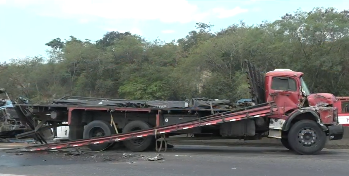 Caminhão não foi afetado pelo fogo, mas também se envolveu em acidente por Fernando Estevão