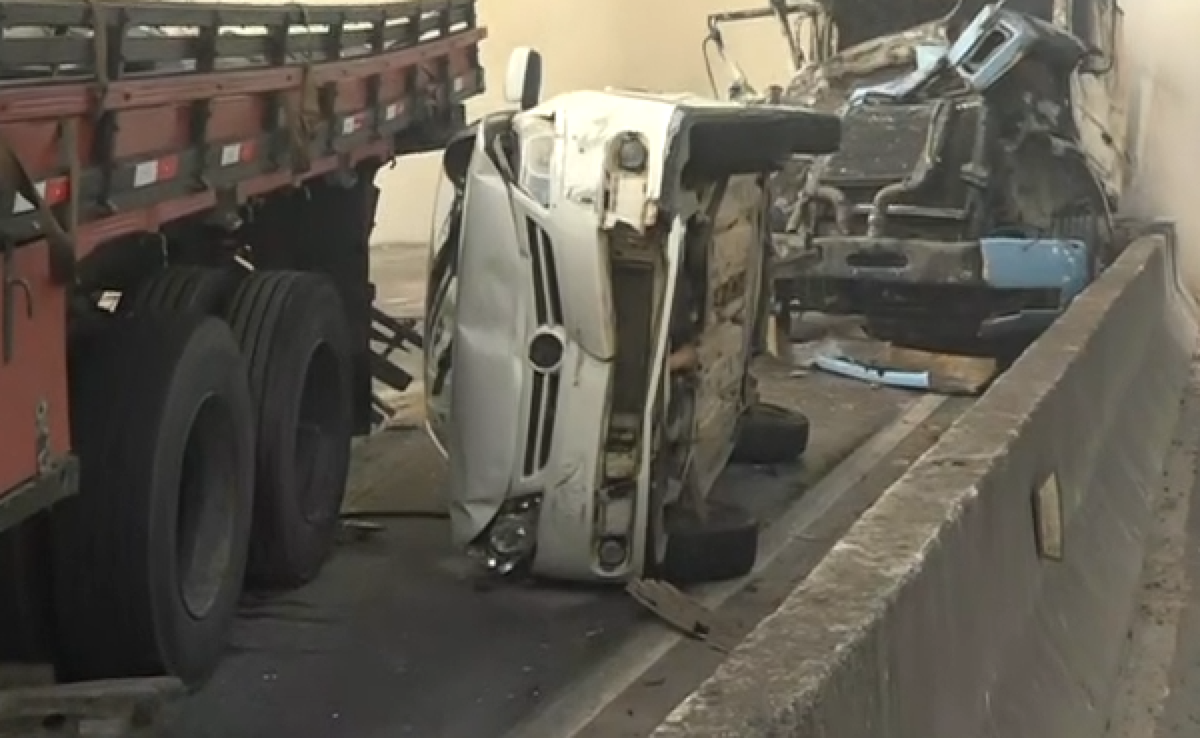 Carro ficou virado e batido após acidente na Rodovia do Contorno por Fernando Estevão