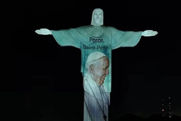 Imagem do papa Francisco é projetada no Cristo Redentor