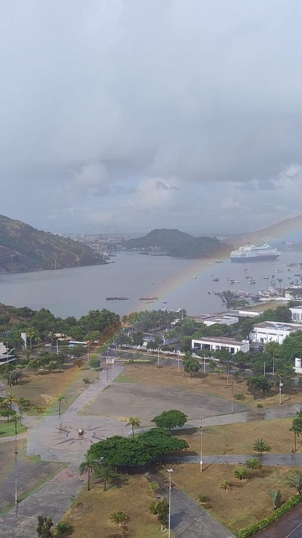 Navio "Vasco da Gama" passando pela Baía de Vitória por Leitor | A Gazeta