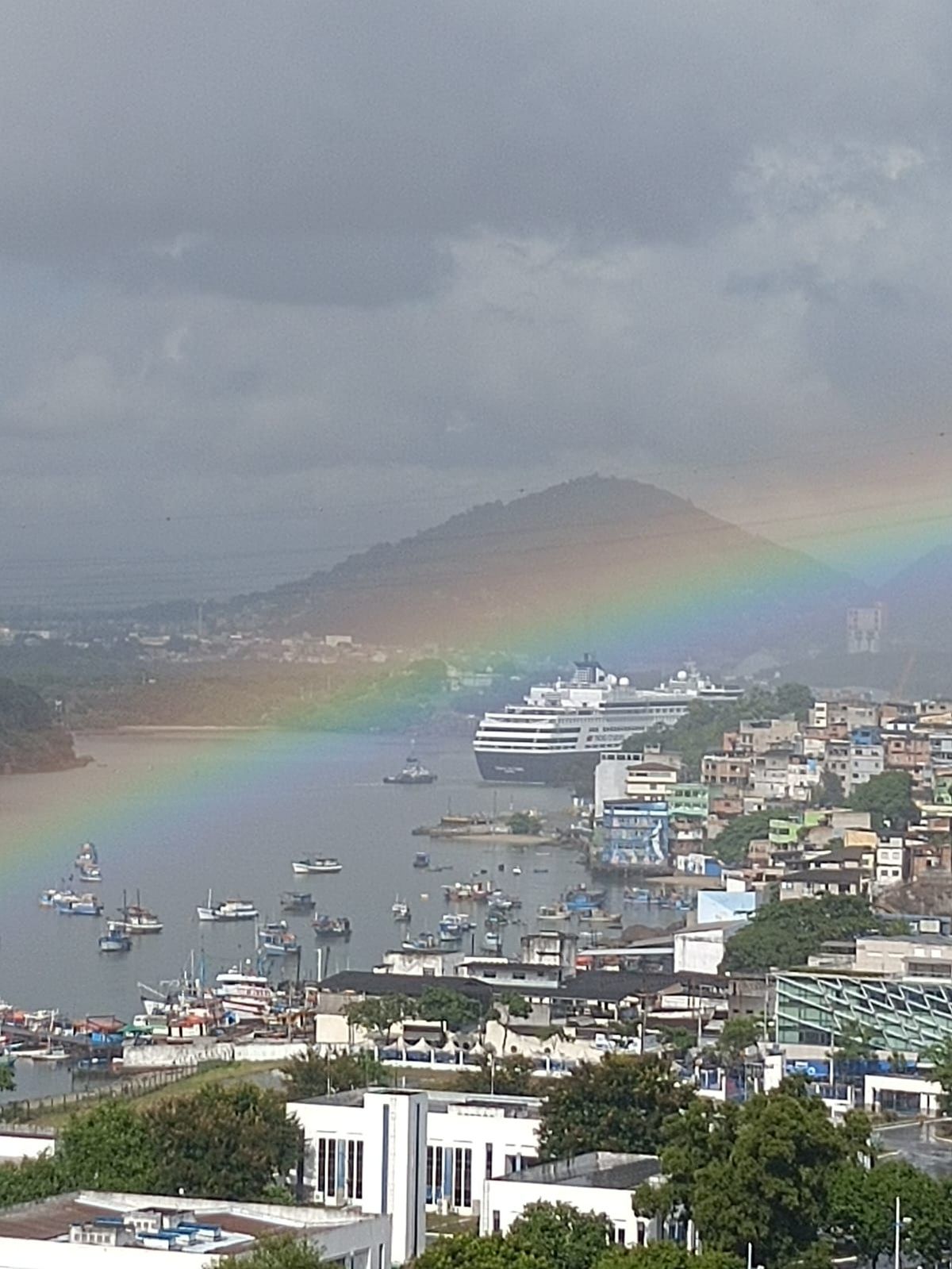 Navio "Vasco da Gama" passando pela Baía de Vitória por Leitor | A Gazeta
