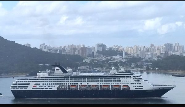 Navio "Vasco da Gama" passando pela Baía de Vitória por Leitor | A Gazeta