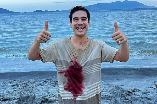 Nicolas Prattes em bastidores da sua última cena em 'Mania de Você' (Globo)