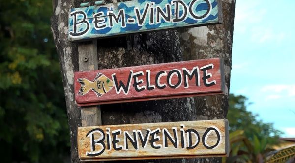 Placa para receber visitantes em Itaúnas